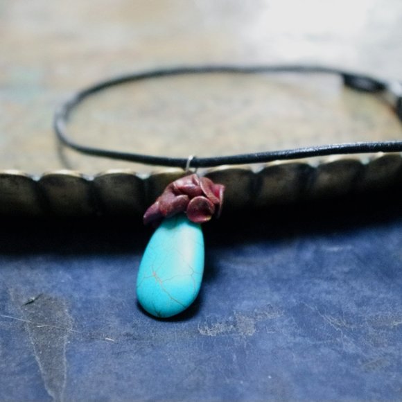 Teal Howlite Pendant Necklace with Sculpted Clay Flower Details - Picture 3 of 8